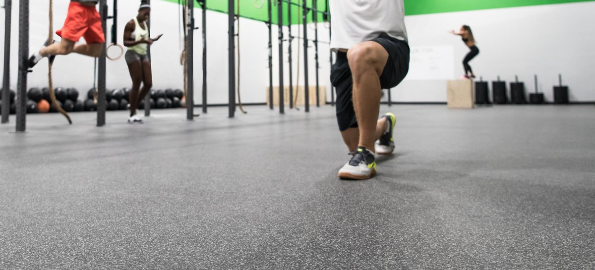 Piso de caucho Ecore Performance Motivate Plus instalado en un gimnasio de entrenamiento funcional