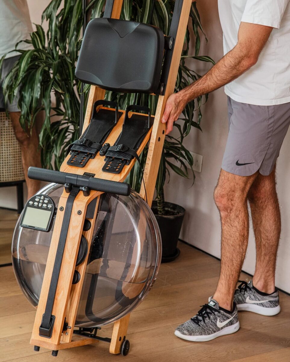 Almacenamiento vertical WaterRower Lite WaterRower Lite guardado en posición vertical, ocupando poco espacio