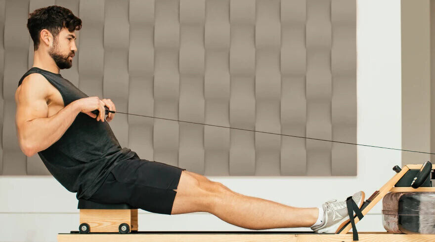 Entrenamiento con WaterRower Lite Persona entrenando en el WaterRower Lite usando el doble riel y asiento deslizante