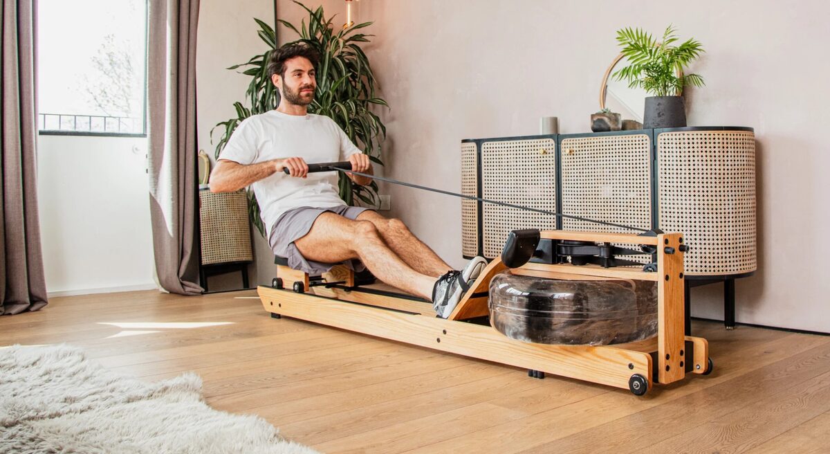 WaterRower Lite en gimnasio residencial WaterRower Lite en un gimnasio residencial moderno