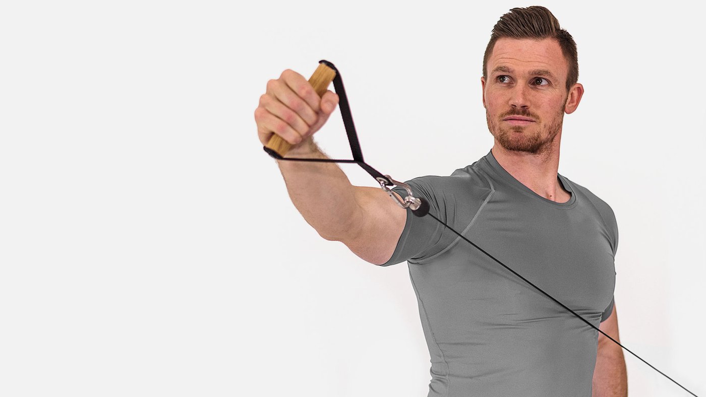 Hombre entrenando pecho y hombro con la máquina de poleas NOHRD SlimBeam